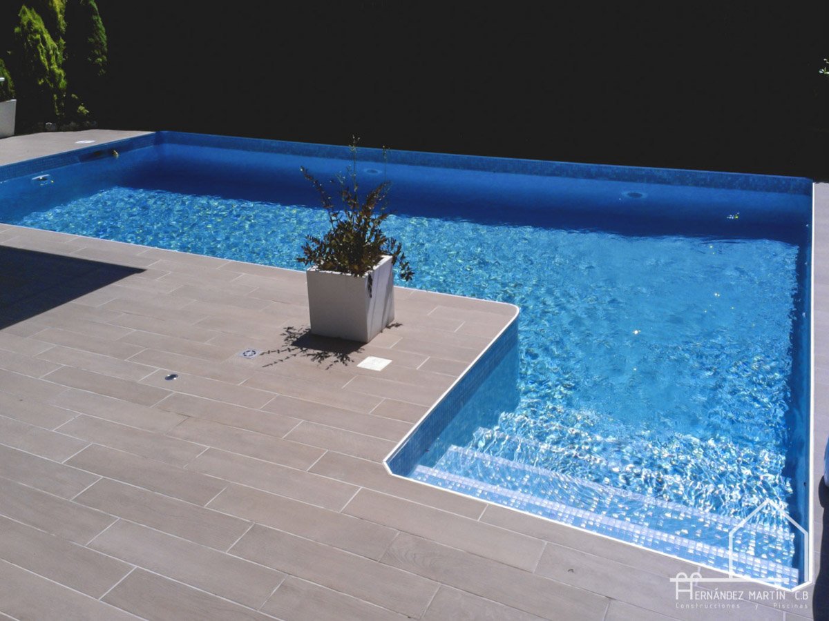 hernandezmartincb-experiencia-construccion-piscinas-moderna escalera exterior-zamora-11